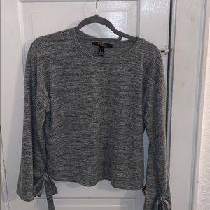 Long sleeve shirt. Bell sleeves tied with bows